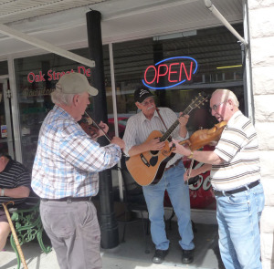 antiques in Arcadia - street musicians